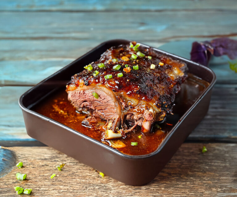 Épaule d’Agneau Confite à l’Ail, Miel et Moutarde : Un Plat Fondant et